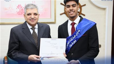 أسامة ربيع يكرم أوائل الثانوية العامة والإعدادية بمدارس هيئة قناة السويس (صور) 