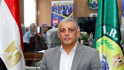 محافظ الإسماعيلية يزور مديرة مكتب المتابعة بالديوان العام بعد إصابتها في حادث سير