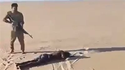 فيديو صادم لرجل مسلح يقتل مهاجرا في صحراء ليبيا بطريقة بشعة