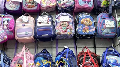 اللابوبو والترولي الأكثر إقبالا، أسعار شنط المدارس 2025 في الموسكي (صور)