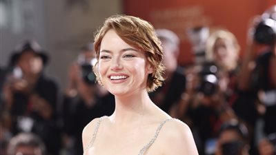 إيما ستون تخطف الأنظار على السجادة الحمراء بمهرجان فينيسيا (فيديو)