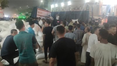 رفع آثار حادث انقلاب سيارة نقل محملة بالدقيق في البدرشين (صور)