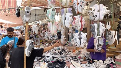 ‎تبدأ من 180 جنيها، أسعار الأحذية والكوتشي في العتبة لطلاب المدارس (فيديو وصور)