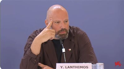 يورجوس لانثيموس يضع دبوس العلم الفلسطيني خلال مؤتمر فيلمه بـ فينيسيا (صور)