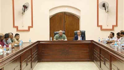 لمتابعة الأداء، محافظ الوادي الجديد يعقد لقاءً مع رؤساء قرى الداخلة 