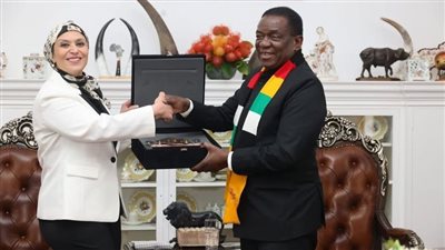 رئيس جمهورية زيمبابوي يلتقي السفيرة المصرية