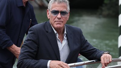 سبب تغيب جورج كلوني عن المؤتمر الصحفي لفيلمه Jay Kelly بمهرجان فينيسيا 