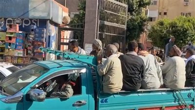 التصريح بدفن 4 من أسرة واحدة لقوا مصرعهم في انقلاب تروسيكل بالمنيا (صور)