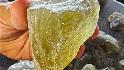 إحباط تهريب كمية من الأحجار شبه الكريمة بمطار القاهرة (صور) 