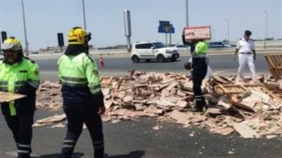 رفع آثار حادث انقلاب سيارة نقل محملة بالسيراميك في الشروق (صور) 