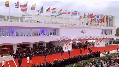 بث مباشر، السجادة الحمراء لعرض فيلم After the Hunt بمهرجان فينيسيا