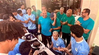 المصري يحتفل بعيد ميلاد مدربه (فيديو)