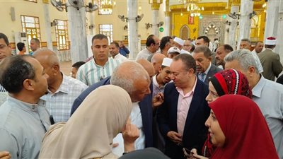 من داخل المسجد، 5 قرارات لمحافظ الوادي الجديد خلال لقائه أهالي واحة الداخلة (صور)