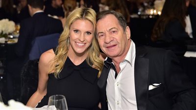 نجم عالمي يدخل في علاقة جديدة مع الزوجة السابقة للملياردير الأمريكي أليك جورز (صور)