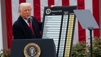 ترامب يتحدى القضاء الأمريكي ويصر على سريان الرسوم الجمركية 