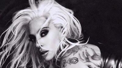 ليدي جاجا تفاجئ حضور حفل Graveyard Gala