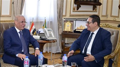 رئيس جامعة القاهرة يبحث مع السفير العراقي تعزيز التعاون الأكاديمي (صور)