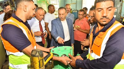 محافظ أسيوط يتفقد ورشة المحابس بشركة المياه (صور) 