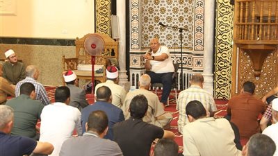 محافظ الوادي الجديد يعقد لقاءً جماهيريا مع المواطنين بالفرافرة