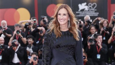 جوليا روبرتس تتألق على السجادة الحمراء لفيلم After the Hunt بمهرجان فينيسيا (صور)