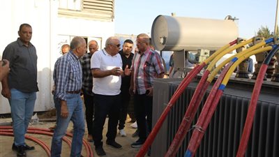 الزملوط يطمئن على انتظام التغذية الكهربائية بمجمع الفرافرة (صور)