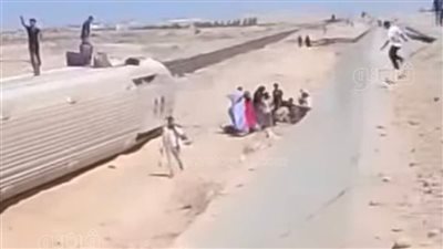 الصور الأولى لانقلاب عدد من عربات قطار مطروح بالضبعة