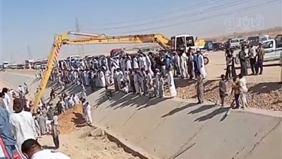 اللقطات الأولى لعملية رفع عربة القطار الروسي بالأوناش بعد انقلابها في الضبعة