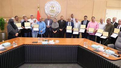 وزير الكهرباء يسلم عددا من العاملين المتميزين شهادات تقدير ورحلات عمرة مجانية