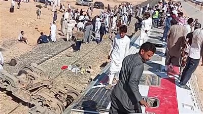 محافظ مطروح يتابع عمليات إنقاذ المصابين في حادث انقلاب عربات القطار الروسي بالضبعة