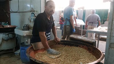 وارثين المهنة من 70 سنة، جولة داخل أقدم مصنع لحلوى المولد بالدقهلية (فيديو وصور)