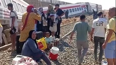 الأهالي يوزعون المياه على المصابين، لقطات جديدة من حادث انقلاب قطار مطروح 