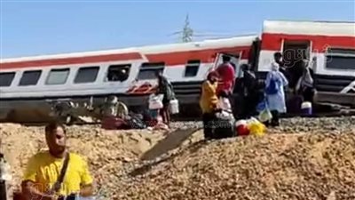 وزير النقل يتوجه لمكان حادث قطار مطروح ويكلف بتشكيل لجنة فنية لكشف الملابسات