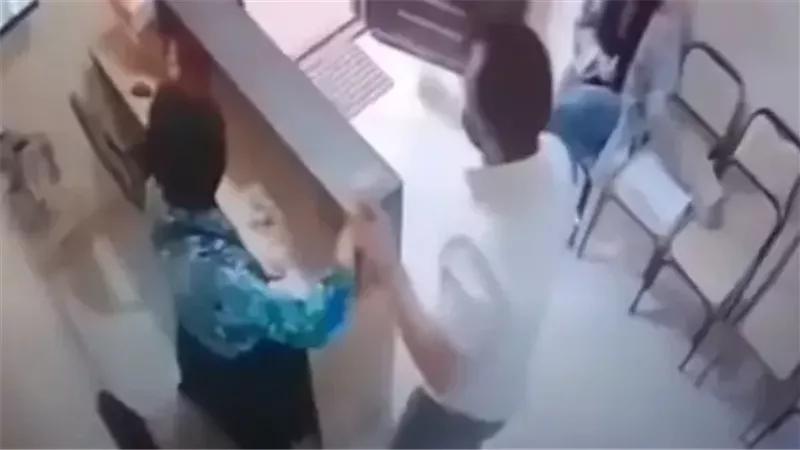إهانة السكرتيرة بـسنتر