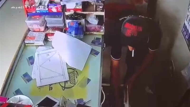 لحظة سرقة أحد المحلات