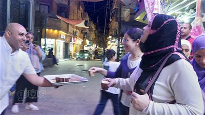 توزيع الحلوى على المواطنين احتفالًا بالمولد النبوي الشريف في الدقهلية (فيديو وصور)