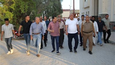 محافظ الوادي الجديد يتابع خطة رفع كفاءة الطرق بالداخلة والفرافرة 