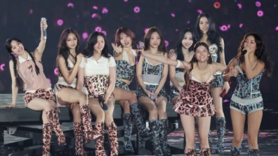 عضوة فرقة TWICE تغادر المسرح في حفلها الأخير باليابان لهذا السبب