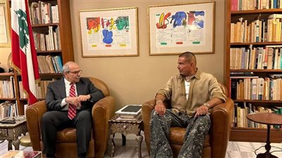 قبل انطلاق حفله في بيروت، رئيس وزراء لبنان يستقبل عمرو دياب 