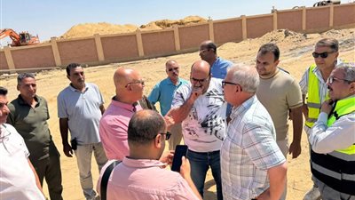 مسئولو الإسكان يتفقدون تنفيذ مشروعات حدائق أكتوبر