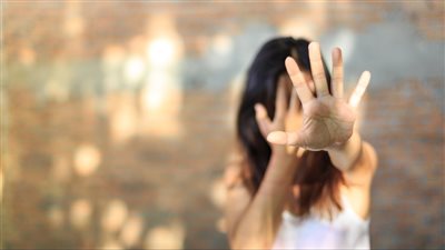 كيف تساند الدولة المرأة المعنفة وتدعمها نفسيا واجتماعيا؟