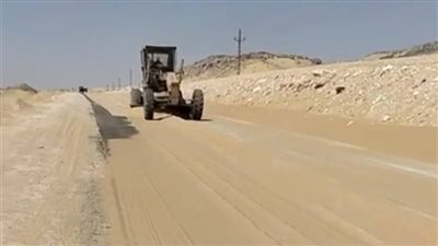  إزالة كثبان الرمال في النقب بالوادي الجديد وتأمين طريق 
