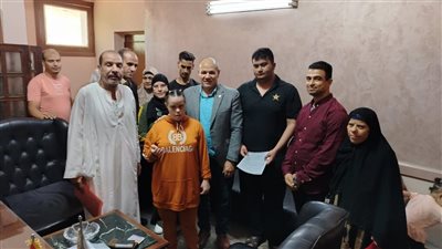 تسليم عقود عمل جديدة لـ5 شباب من ذوي الهمم بالقاهرة 