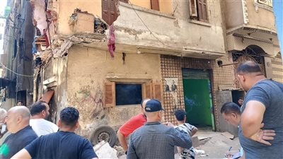 إنقاذ شخص من أسفل أنقاض عقار الخليفة المنهار