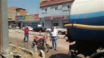 كسر بماسورة حريق تغرق شارع المحكمة بميت غمر وفرق الطوارئ تتدخل (صور)