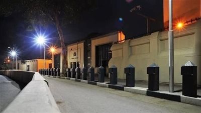 صفعة القاهرة، هل تملك بريطانيا سندًا قانونيًّا لإعادة خرسانات السفارة وحواجزها الأمنية؟