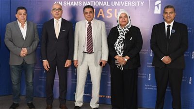 ضياء زين العابدين يتفقد مقر دعم الطلاب للتقديم الإلكتروني بجامعة عين شمس الأهلية