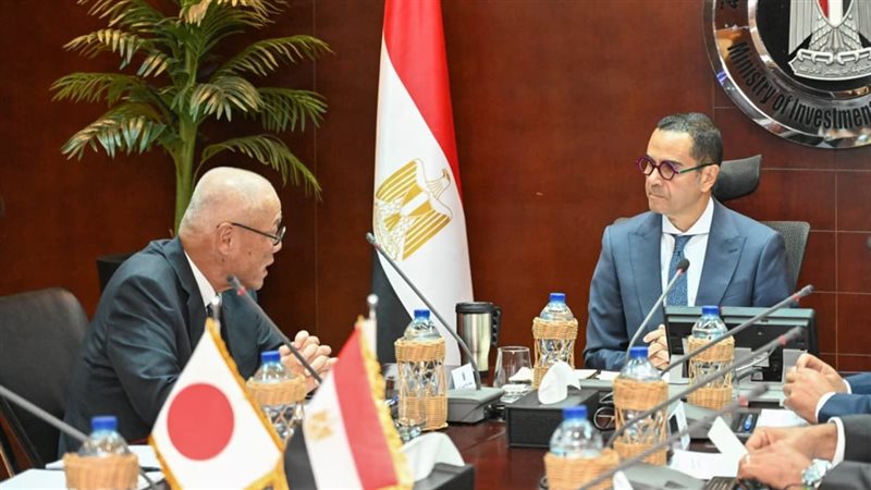 وزير الاستثمار مع