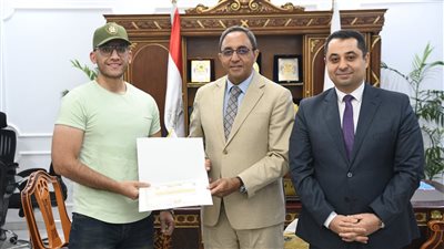 محافظ قنا يكرم قيادات الصحة وأطباء الوحدات الحاصلة علي الاعتماد المبدئي من (GAHAR)