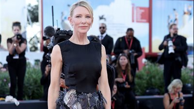 كيت بلانشيت تثير الجدل بفستان من الريش على السجادة الحمراء لمهرجان فينيسيا (صور)