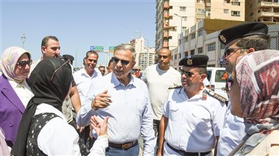 محافظ الإسكندرية يتفقد كوبري محمد نجيب بعد تشغيله التجريبي